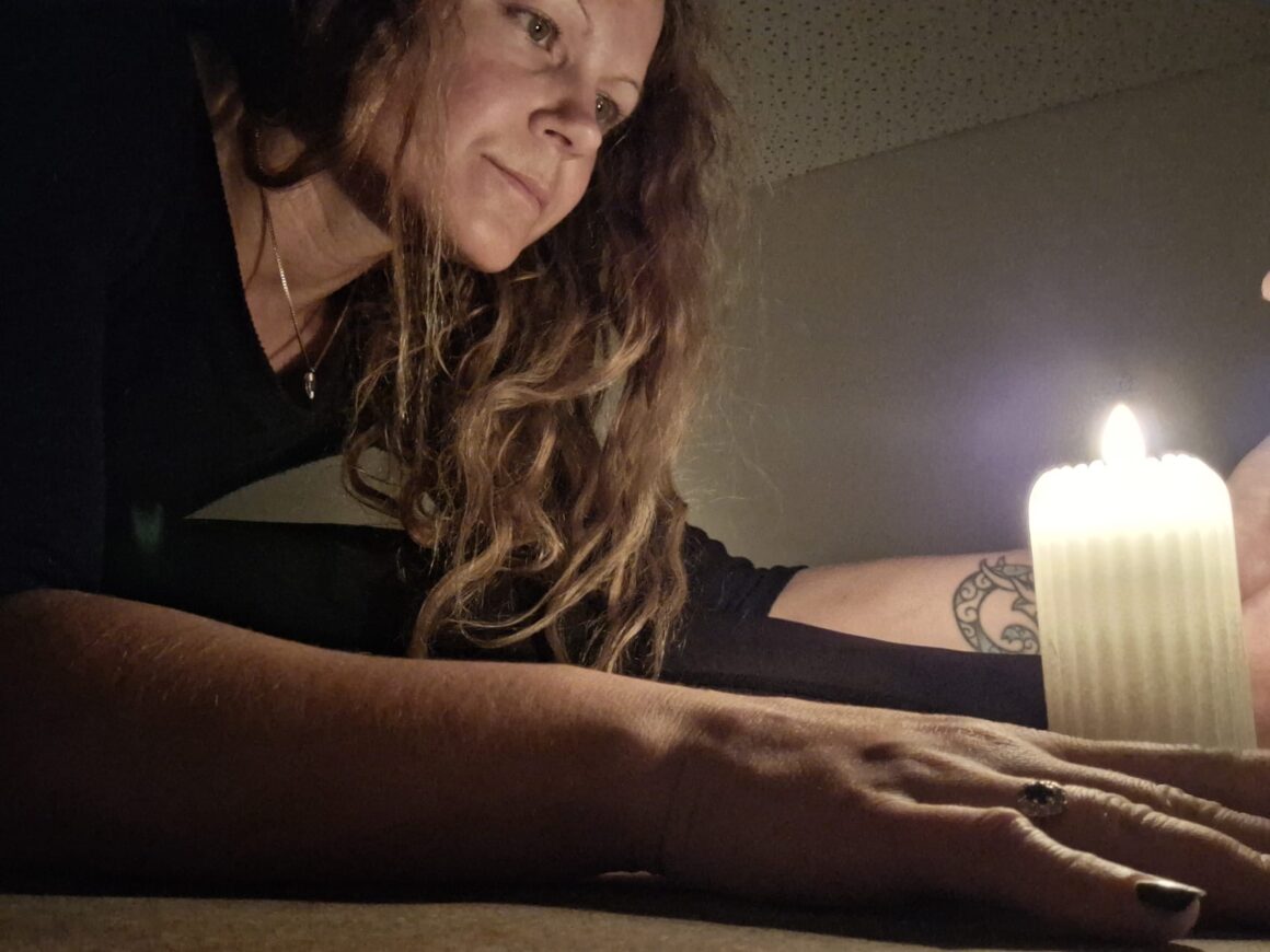 Lichtmeditation Trataka & tiefe Vorwärtsbeuge